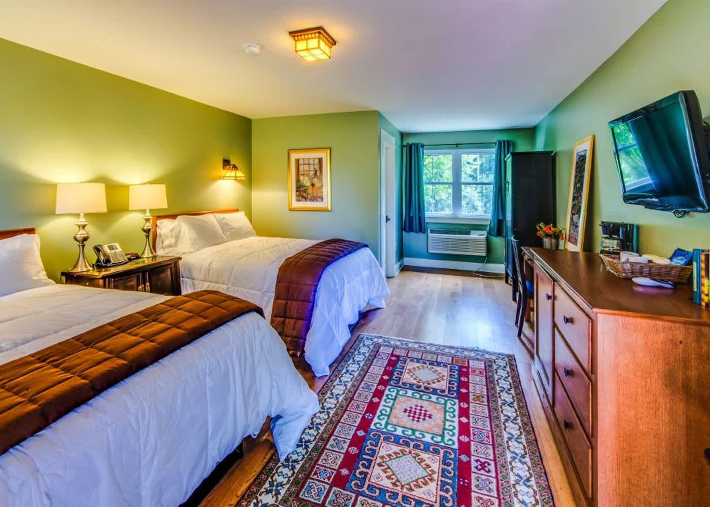 The-Shawnee-Inn--Accomodations-Evergreen-Dbl-Dbl-2-1400x1000_6c8e01b6-a5a8-b485-0a26de54c9756303